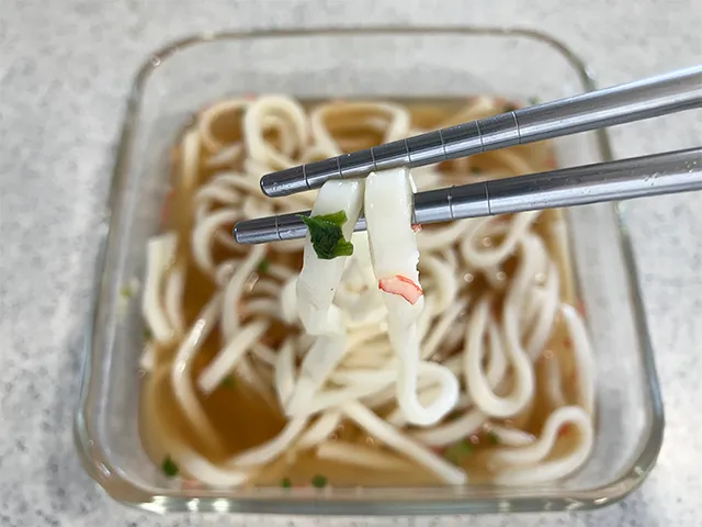 五目チャーハン風うどんを食べる場面（撮影：grapeフード編集部）