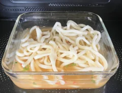 電子レンジでうどんを加熱する場面（撮影：grapeフード編集部）
