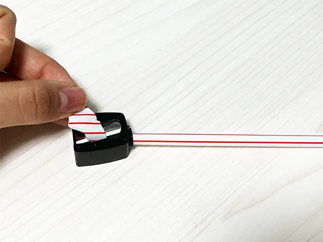 ストローを鉛筆削りで削った場面（撮影：grapeライフハック編集部）