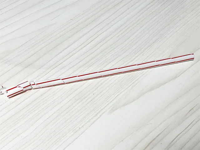 らせん状になったストローを机に置いた場面（撮影：grapeライフハック編集部）