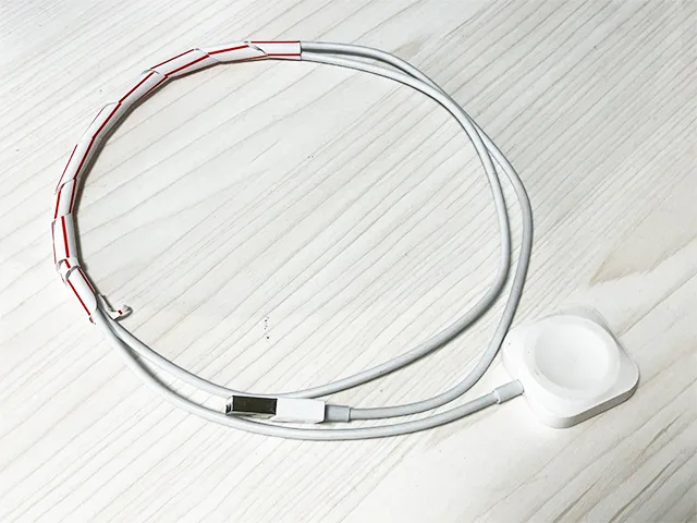 コードにストローを巻きつけた場面（撮影：grapeライフハック編集部）