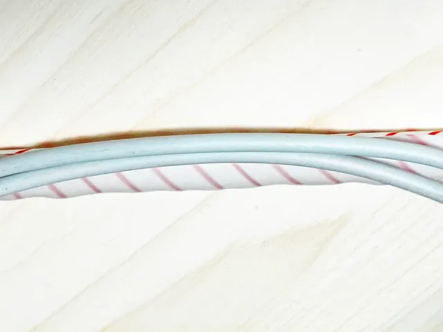 らせん状になったストローにコードを置いた場面（撮影：grapeライフハック編集部）