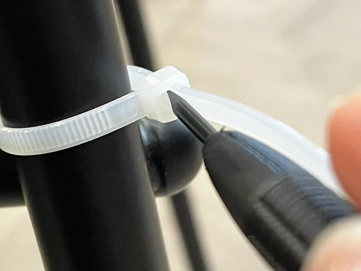 結束バンドにマイナスドライバーを挿す写真（撮影：grapeライフハック編集部）