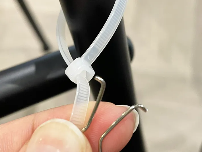 結束バンドにダブルクリップを挿そうとした写真（撮影：grapeライフハック編集部）