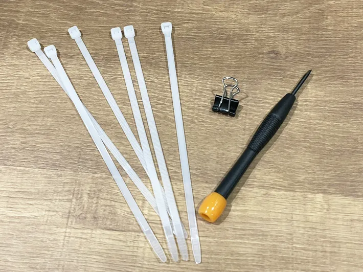 結束バンドとダブルクリップとマイナスドライバーを並べた写真（撮影：grapeライフハック編集部）