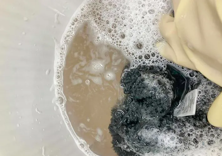 帽子をつけ置き洗いをしている写真（撮影：Heulie）