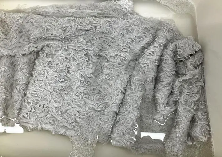 スヌードをつけ置き洗いする写真（撮影：Heulie）