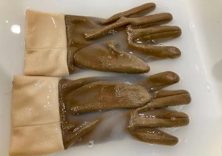 手袋をつけ置き洗いする写真（撮影：Heulie）