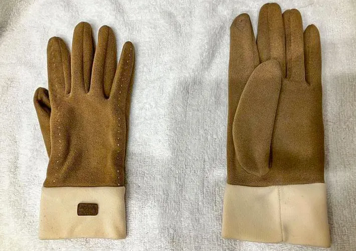 手袋の水気をタオルで取る写真（撮影：Heulie）