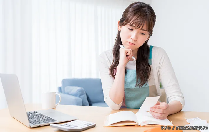 困っている女性の写真