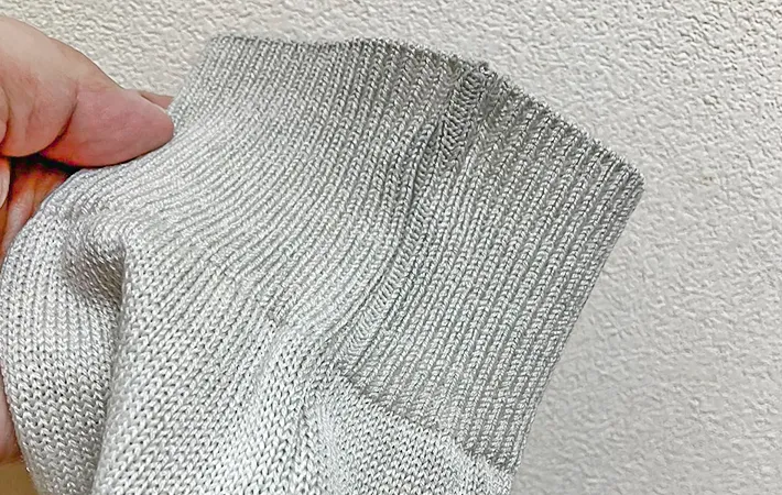 汚れたセーターの袖口の写真（撮影：Heulie）