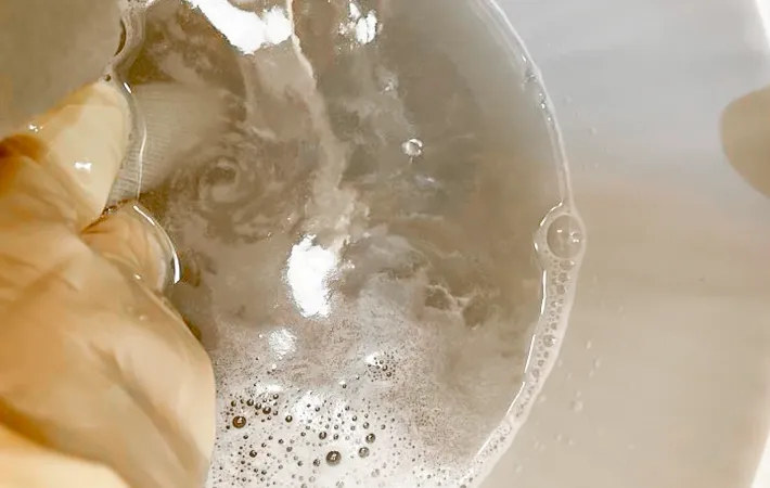 つけ置き洗いをする写真（撮影：Heulie）