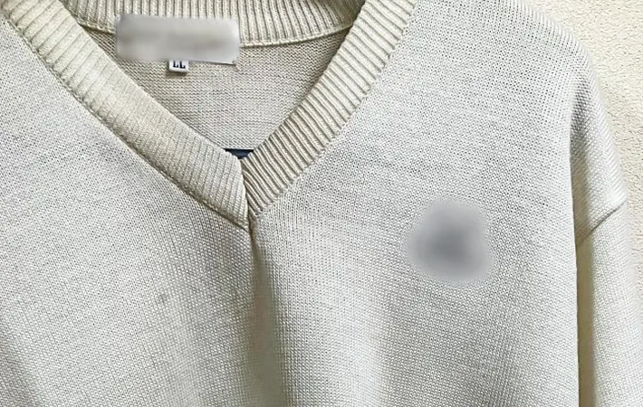 汚れたセーターの写真（撮影：Heulie）