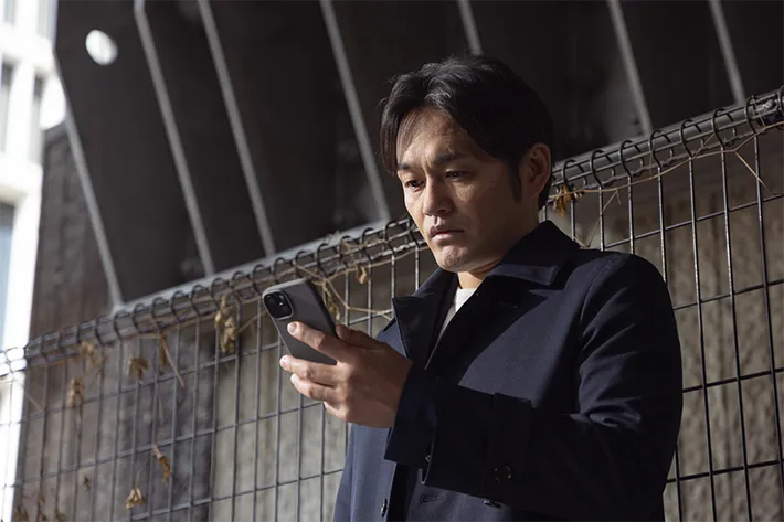 『リボーン ～最後のヒーロー～』に出演する阿部亮平さんが写る場面写真