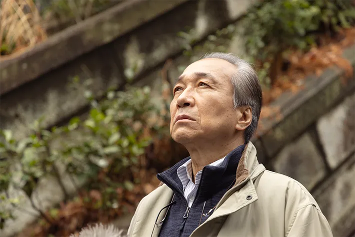 『リボーン ～最後のヒーロー～』に出演する小日向文世さんが写る場面写真