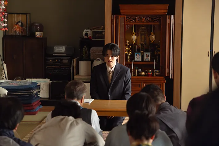 『リボーン ～最後のヒーロー～』に出演する鈴鹿央士さんが写る場面写真