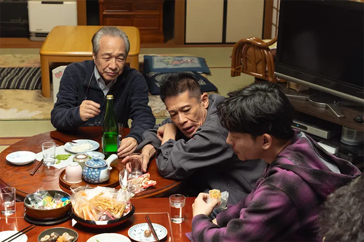 『リボーン ～最後のヒーロー～』に出演する小日向文世さんと柳沢慎吾さんが写る場面写真