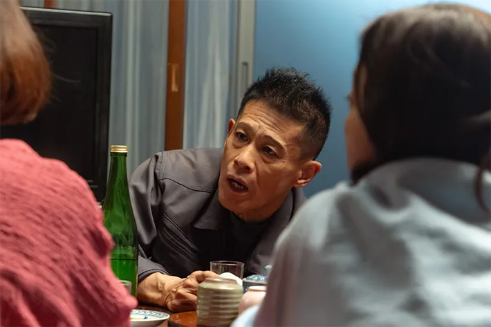 『リボーン ～最後のヒーロー～』に出演する柳沢慎吾さんが写る場面写真