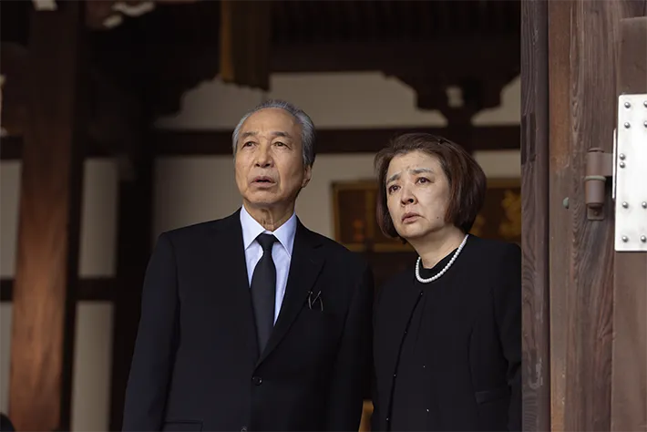 『リボーン ～最後のヒーロー～』に出演する小日向文世さんと岸本加世子さんが写る場面写真