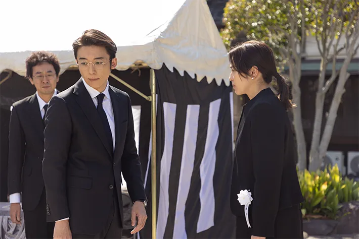 『リボーン ～最後のヒーロー～』に出演する高橋一生さんと中村アンさんが写る場面写真