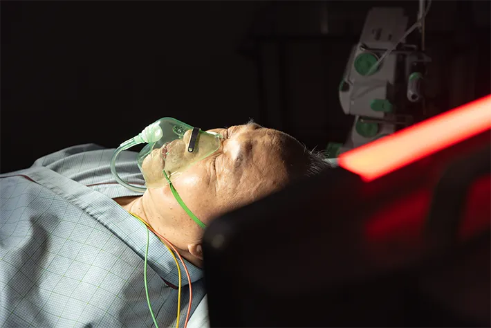 『リボーン ～最後のヒーロー～』に出演する小日向文世さんが写る場面写真