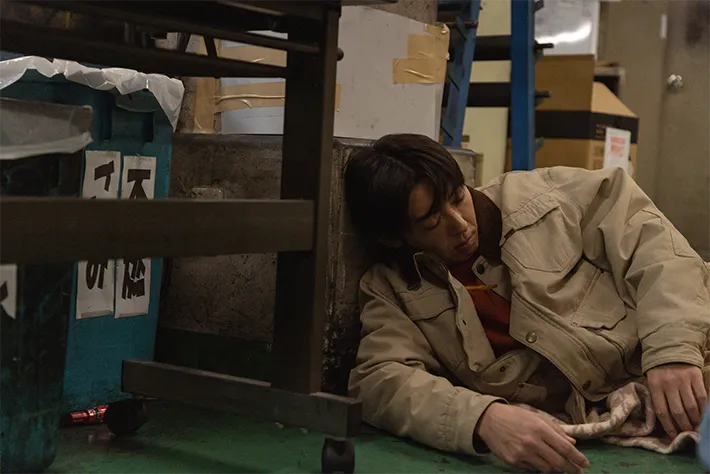 『リボーン ～最後のヒーロー～』に出演する高橋一生さんが写る場面写真