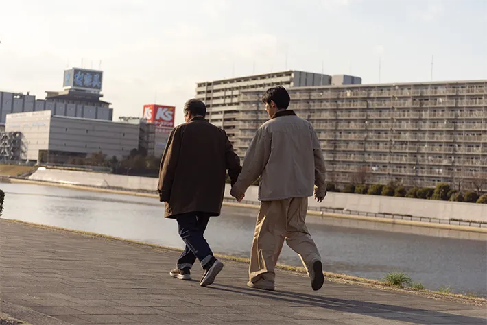『リボーン ～最後のヒーロー～』に出演する高橋一生さんと小日向文世さんが写る場面写真