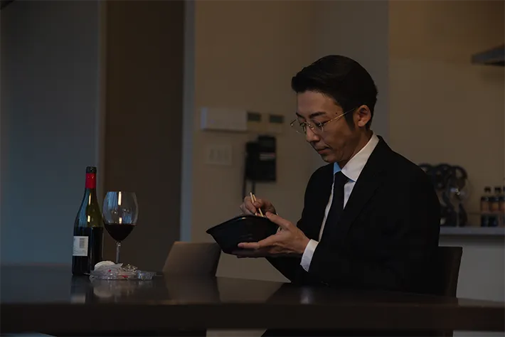 『リボーン ～最後のヒーロー～』に出演する高橋一生さんが写る場面写真