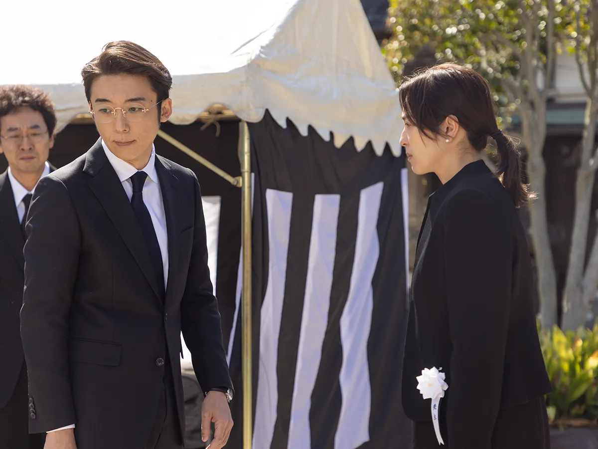 『リボーン ～最後のヒーロー～』に出演する高橋一生さんと中村アンさんが写る場面写真