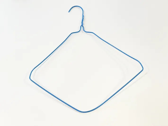 針金ハンガーをひし形にした写真（撮影：ライフハック編集部）