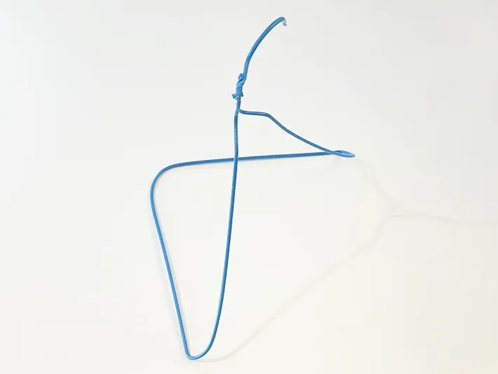 ひし形にした針金ハンガーを起こした写真（撮影：ライフハック編集部）