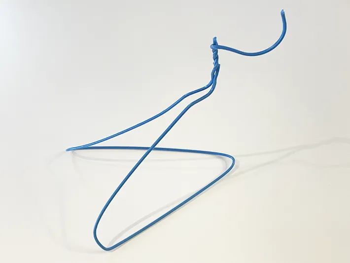 針金ハンガーで作ったバナナスタンドの写真（撮影：ライフハック編集部）