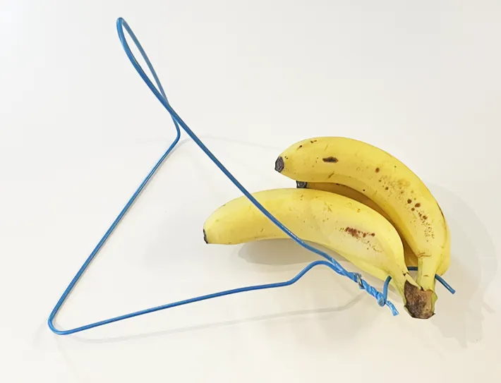 失敗した針金ハンガーのバナナスタンドの写真（撮影：ライフハック編集部）