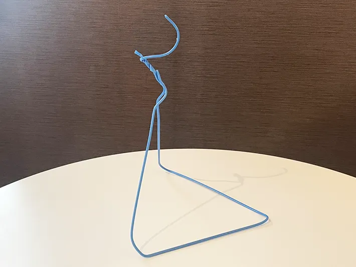 針金ハンガーで作ったバナナスタンドの写真の成功バージョン（撮影：ライフハック編集部）