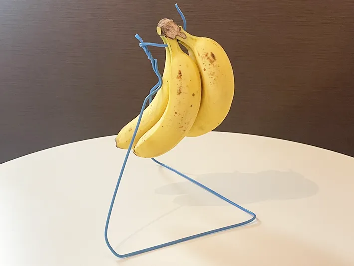 針金ハンガーで作ったバナナスタンドにバナナをかけた写真（撮影：ライフハック編集部）