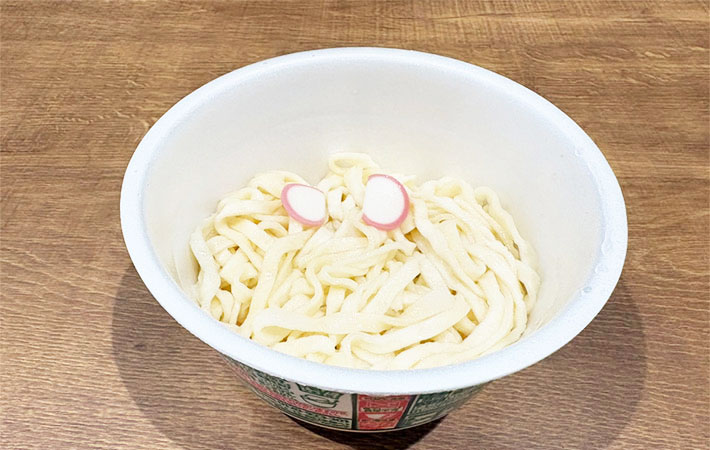 どん兵衛釜玉を作る写真