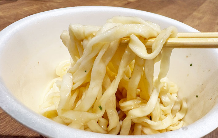 どん兵衛釜玉を作る写真