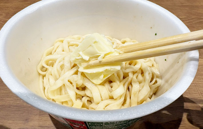 どん兵衛釜玉を作る写真