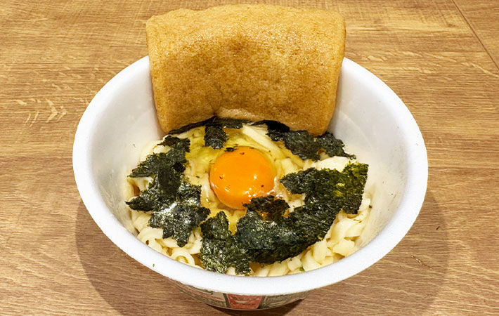 どん兵衛釜玉を作る写真