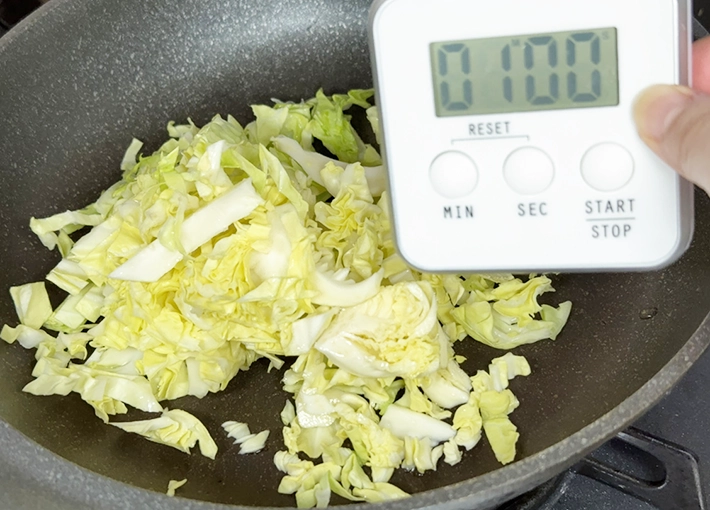 キャベツを炒める写真（撮影：grapeフード編集部）