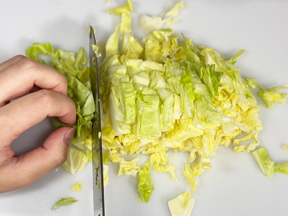 キャベツを切る写真（撮影：grapeフード編集部）