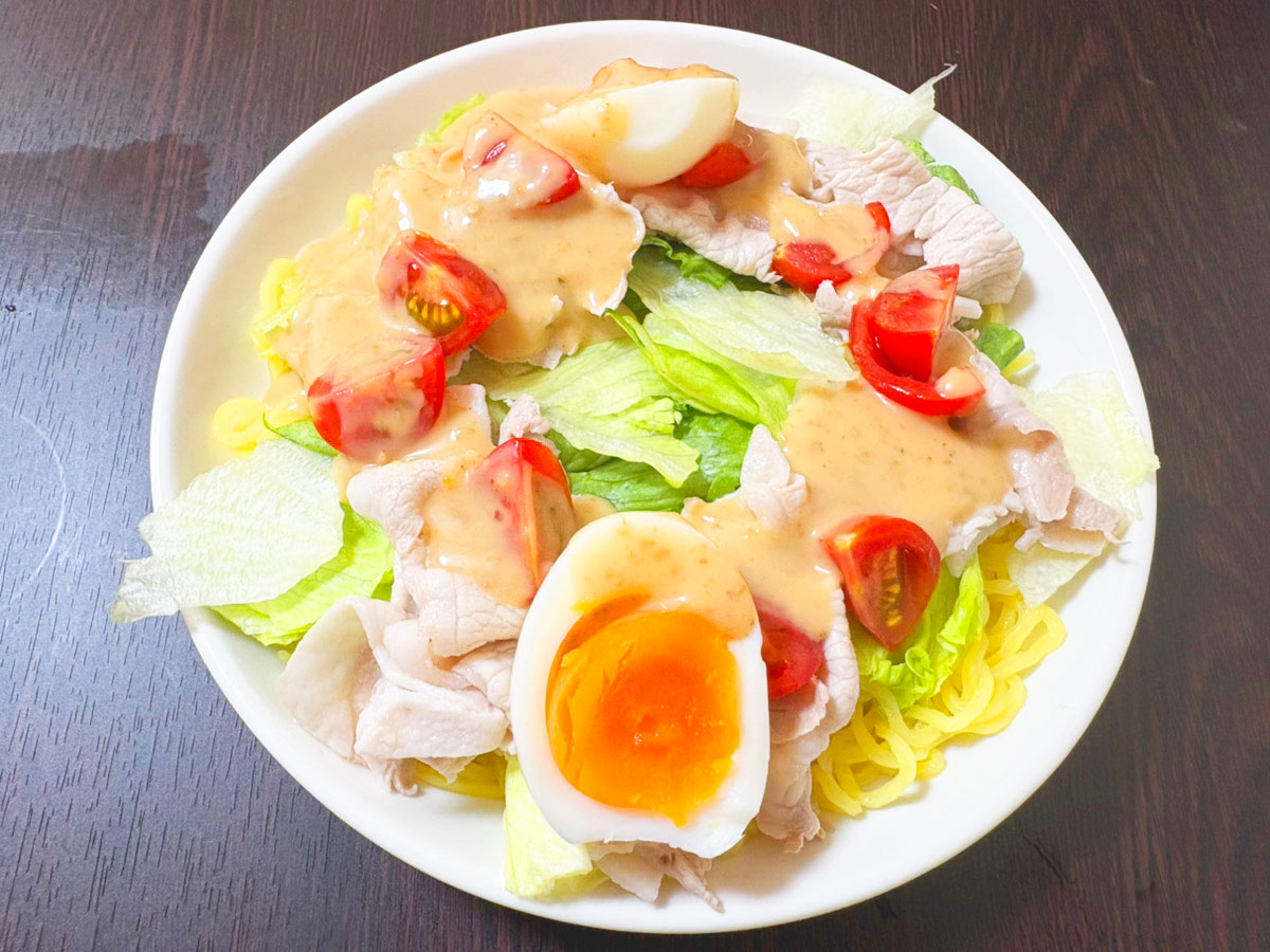 ラーメンサラダの写真（撮影：grapeフード編集部）