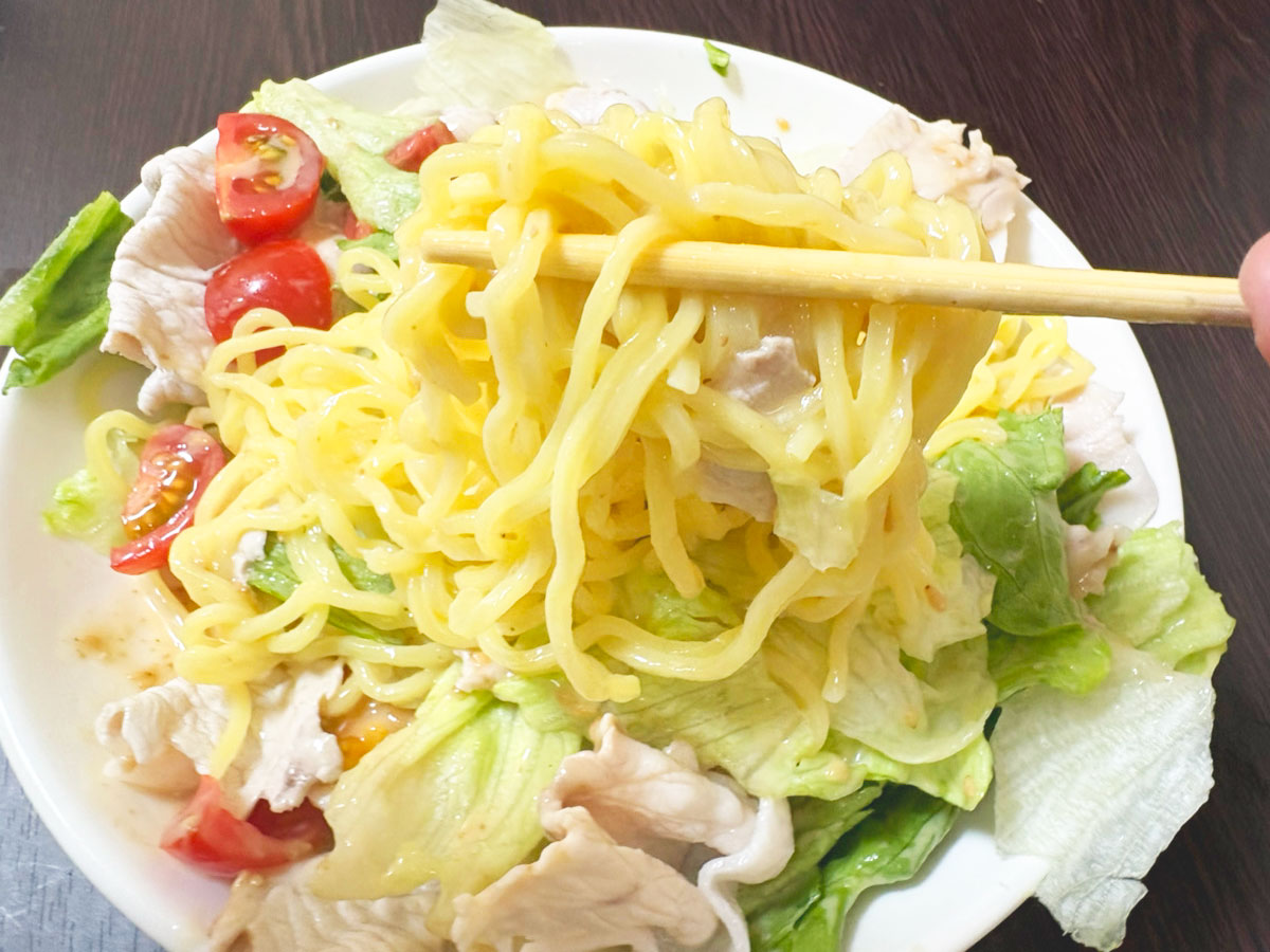 ラーメンサラダの写真（撮影：grapeフード編集部）