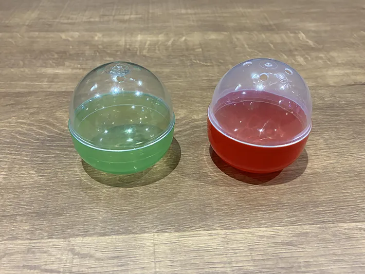 机に置かれたカプセルトイの2個の容器の写真（撮影：grapeライフハック編集部）