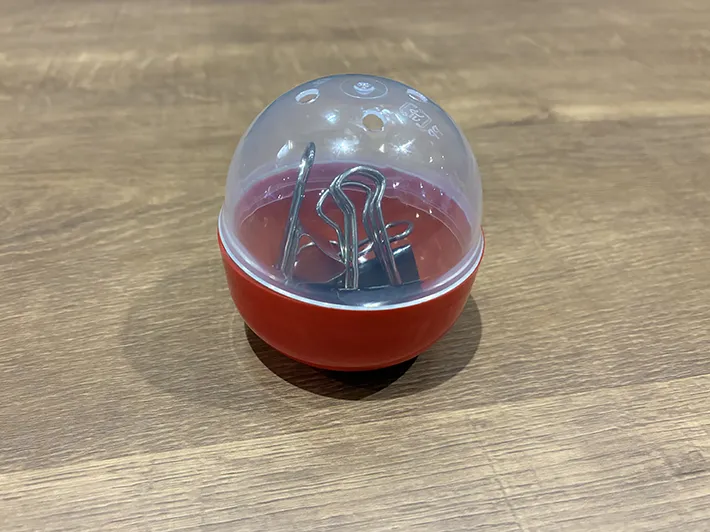 ダブルクリップが入ったカプセルトイの容器の写真（撮影：grapeライフハック編集部）