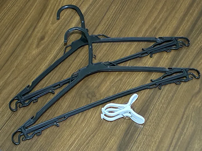 机に置いた2本のハンガーと、1個の洗濯バサミ（撮影：grapeライフハック編集部）