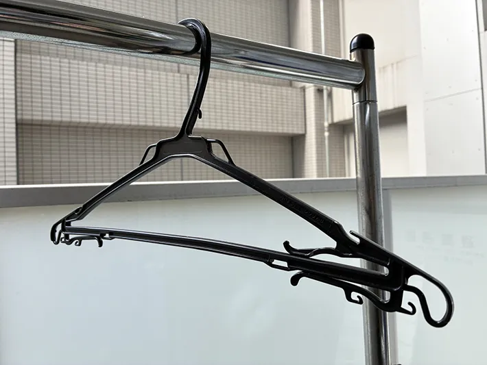 物干し竿にかけたハンガー（撮影：grapeライフハック編集部）