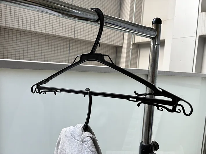 物干し竿にかけたハンガーと、パーカーのフード（撮影：grapeライフハック編集部）