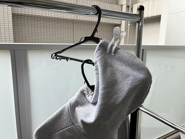 物干し竿にかけたハンガーと、パーカーのフード（撮影：grapeライフハック編集部）