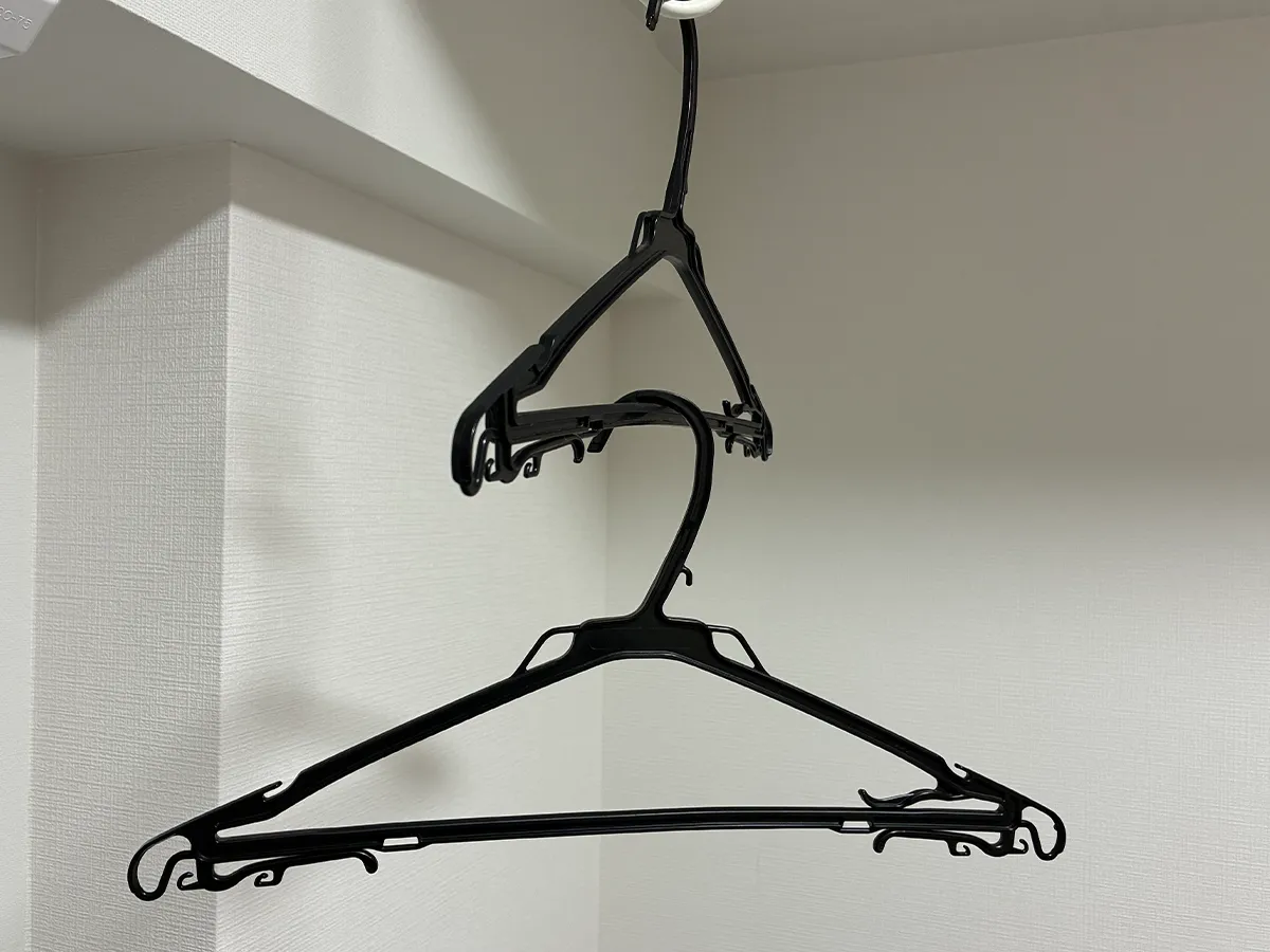 釣り下げた2本のハンガー（撮影：grapeライフハック編集部）